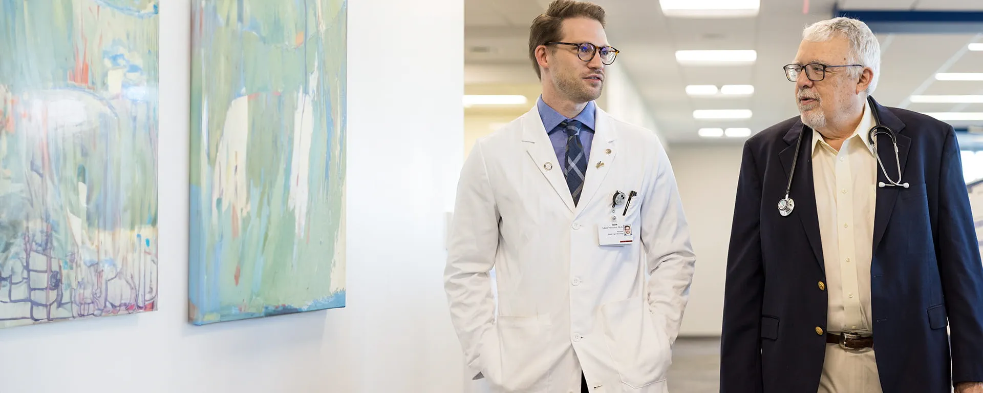 2 male doctors talking with each other