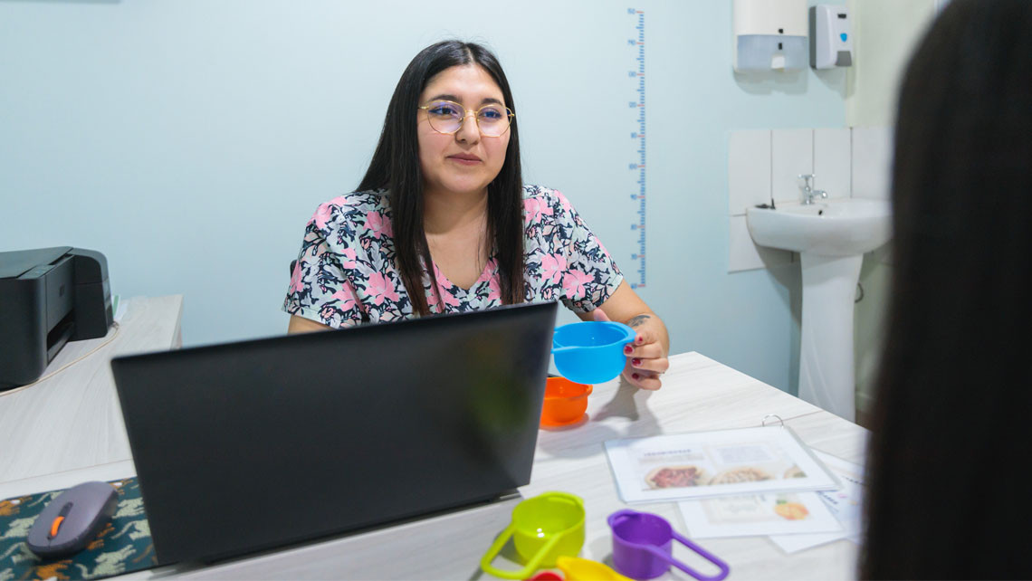 A nutritionist consults with a patient