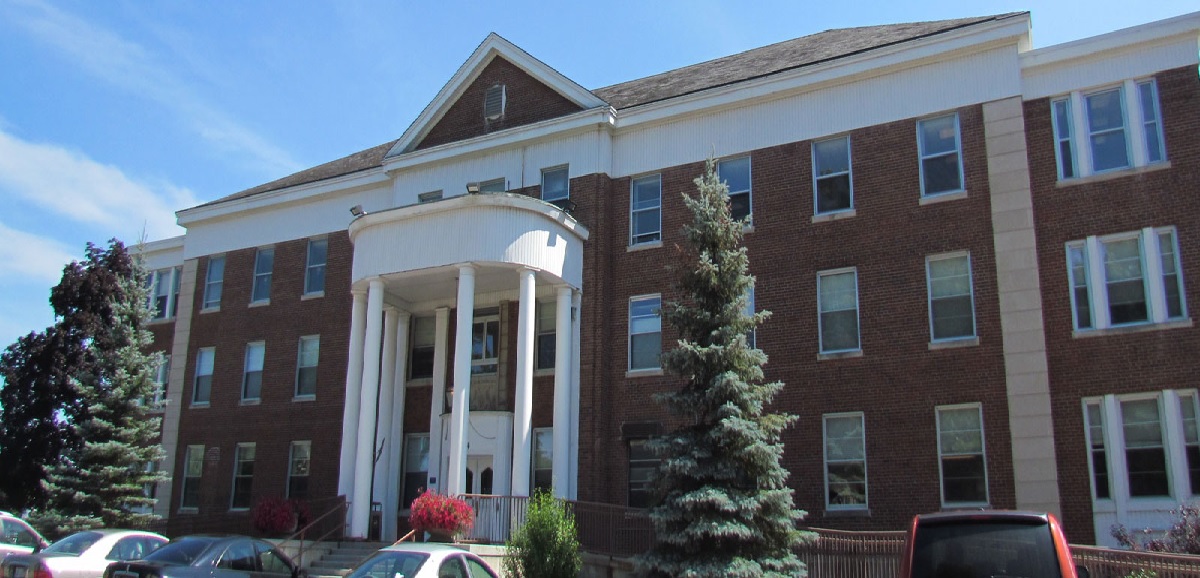 An exterior view of the ProMedica Coldwater Regional Hospital entrance.